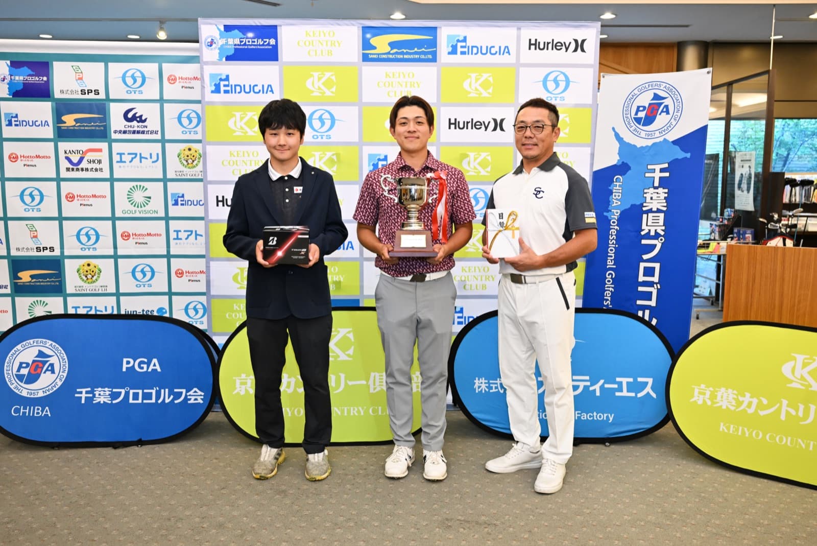 総合優勝、ベストアマチュア、ベストシニアの受賞者3名