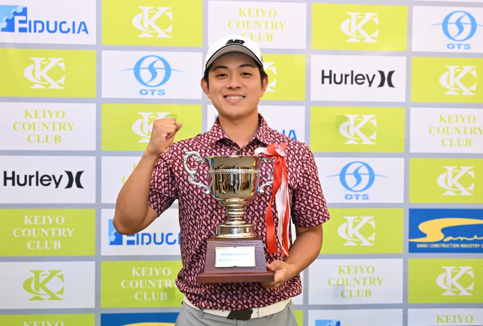 優勝カップを手にする山脇健斗プロ